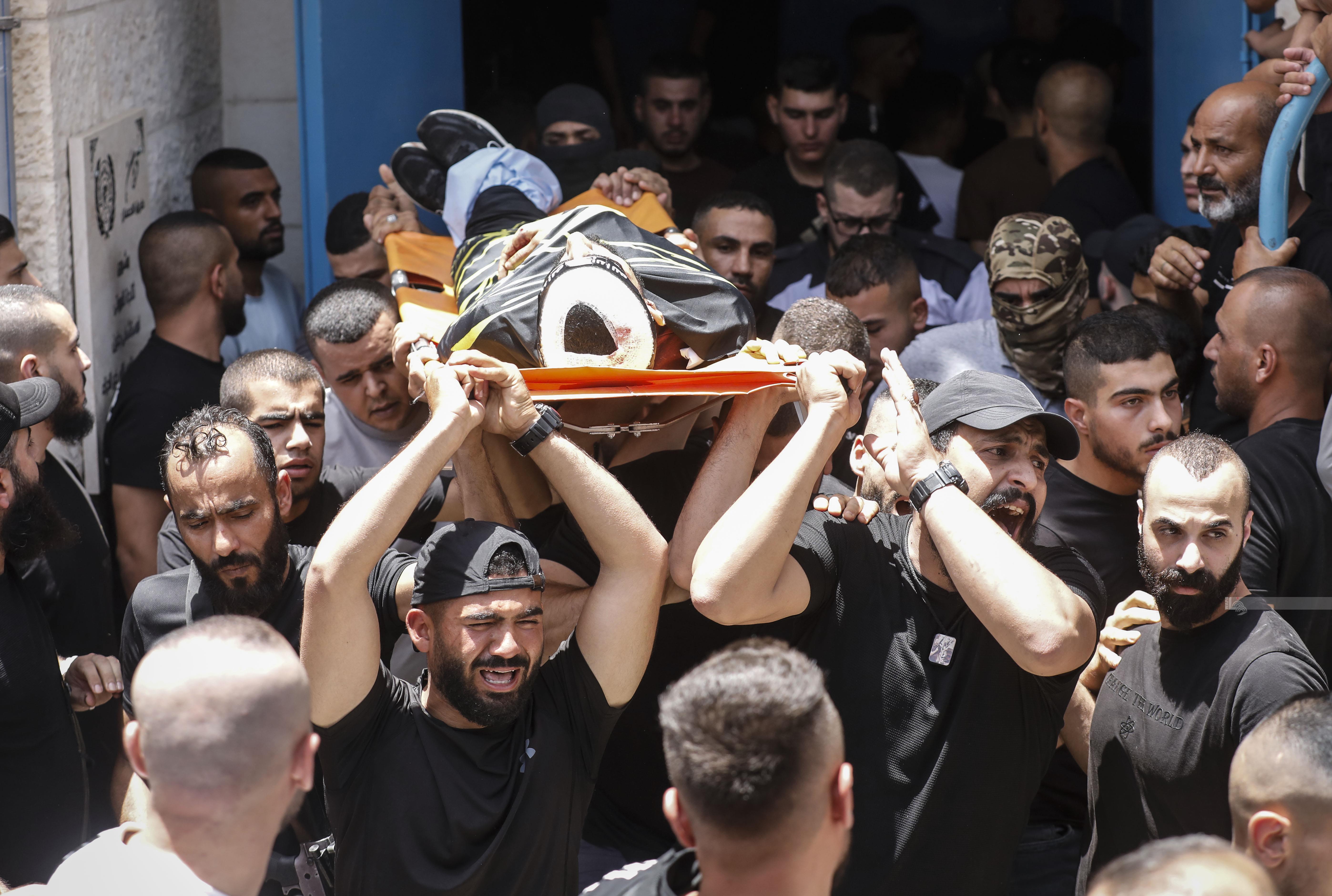 جانب من التشييع.